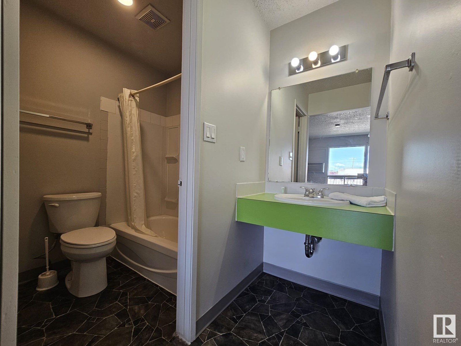 5403 50 Av Property Photo 35