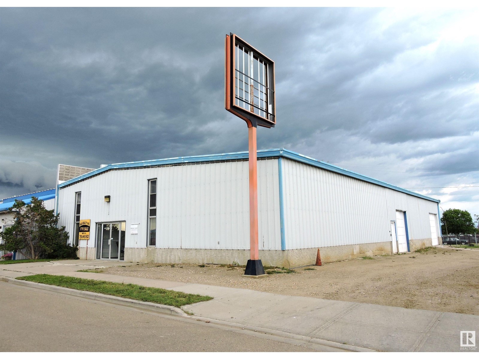 5116 47 Av Property Photo 1