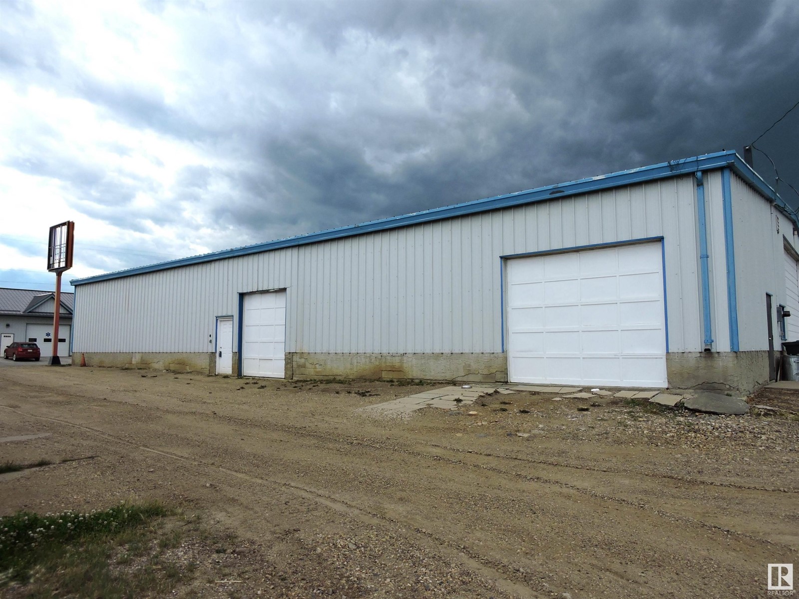5116 47 Av Property Photo 3