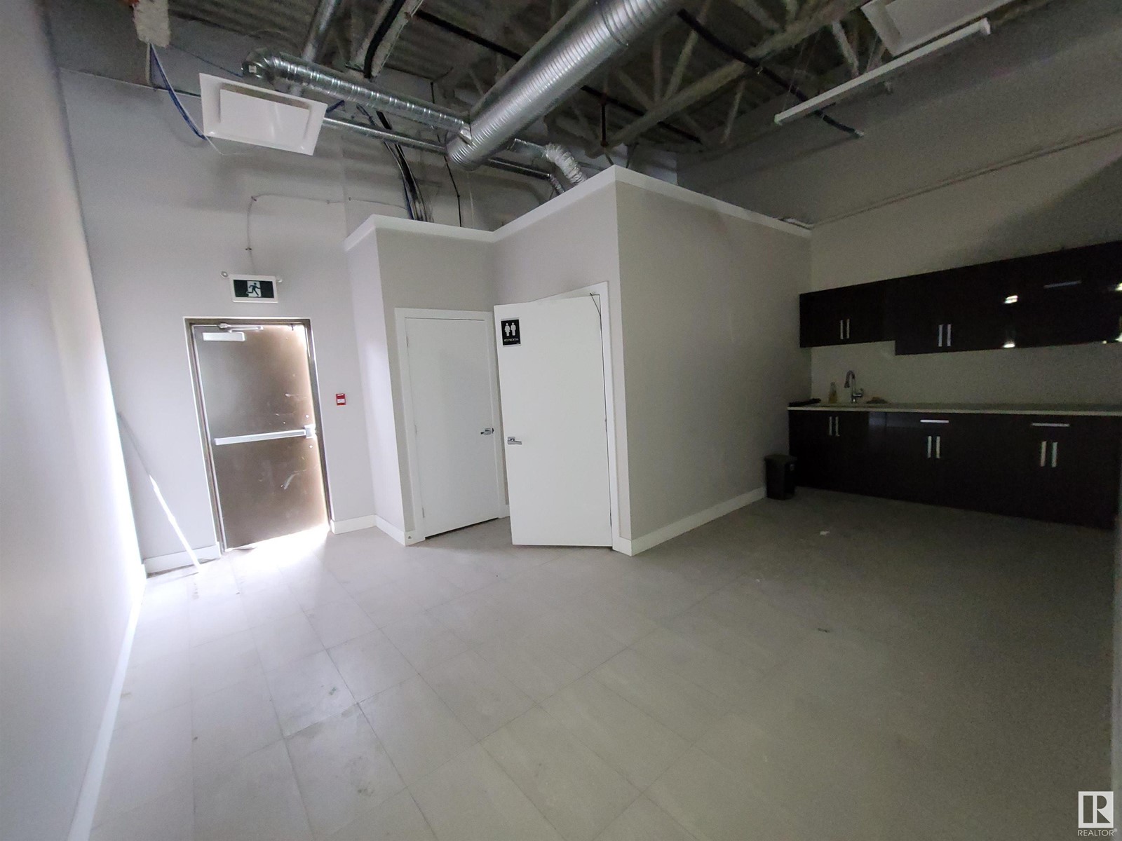 6956 76 Av Nw Property Photo 5