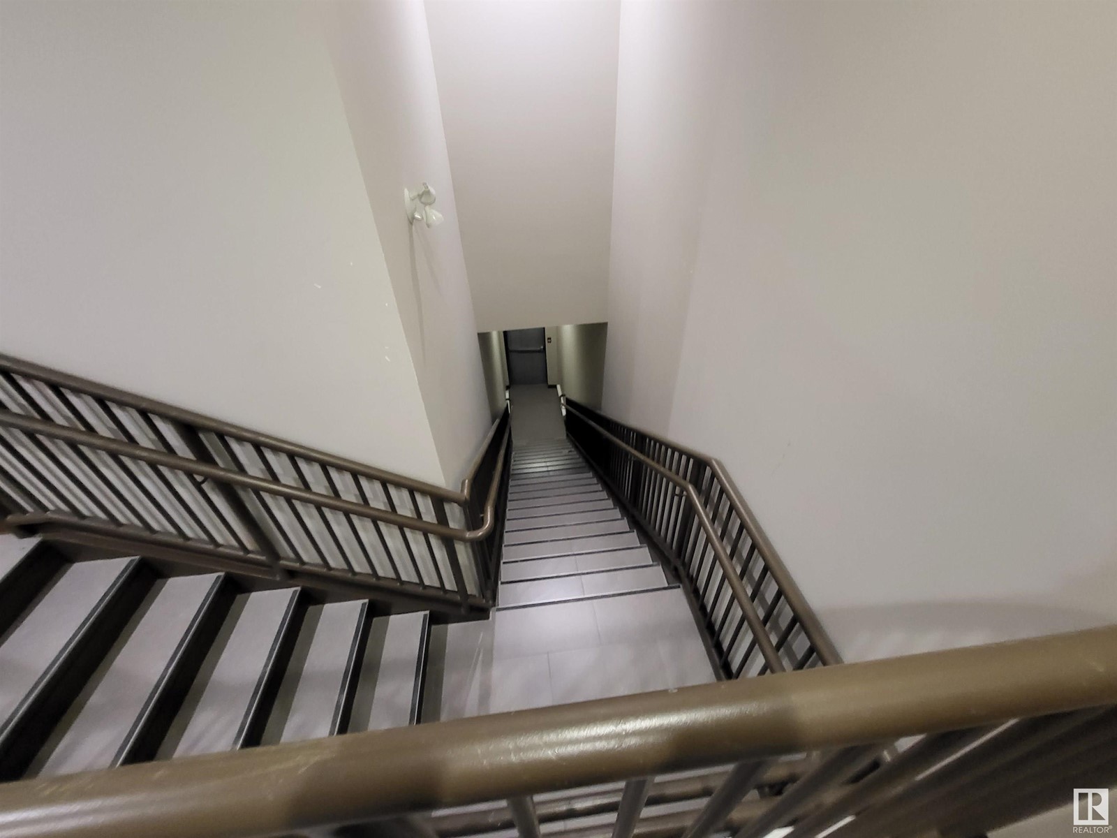 #201 6958 76 Av Nw Property Photo 4