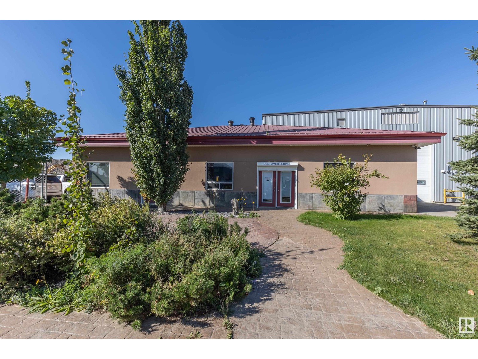 12020 28 St Ne Property Photo 3