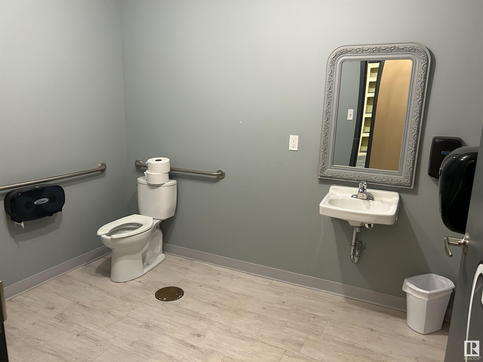 5110 50 Av Property Photo 14