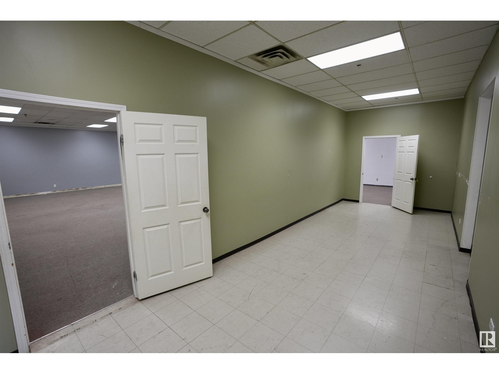 #400 5556 50 Av Property Photo 8