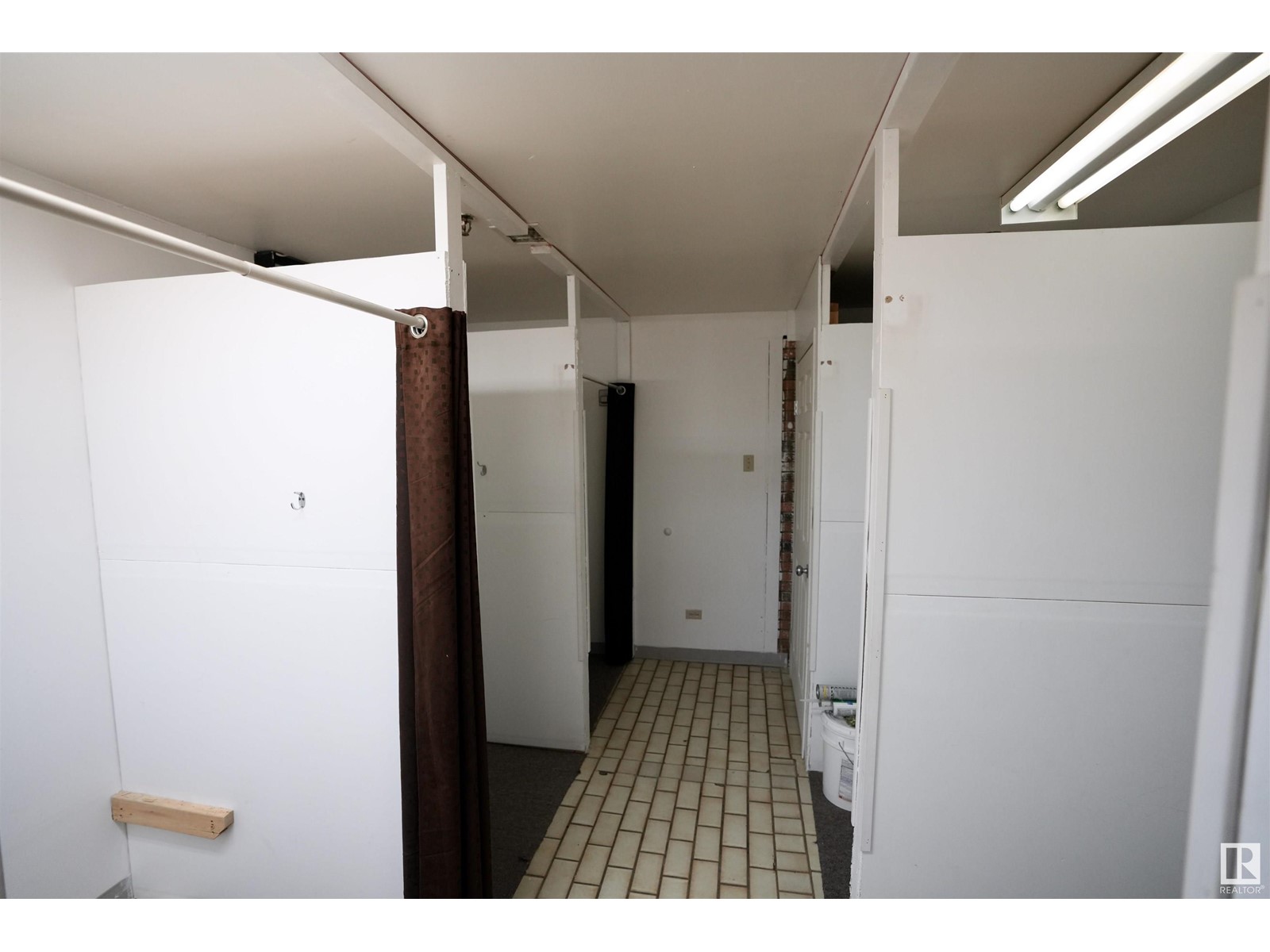 #400 5556 50 Av Property Photo 11