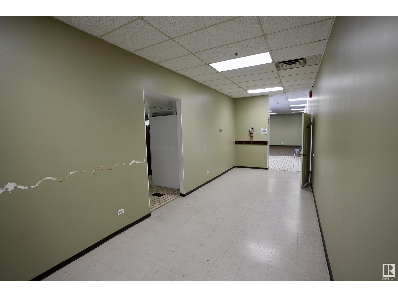 #400 5556 50 Av Property Photo 13