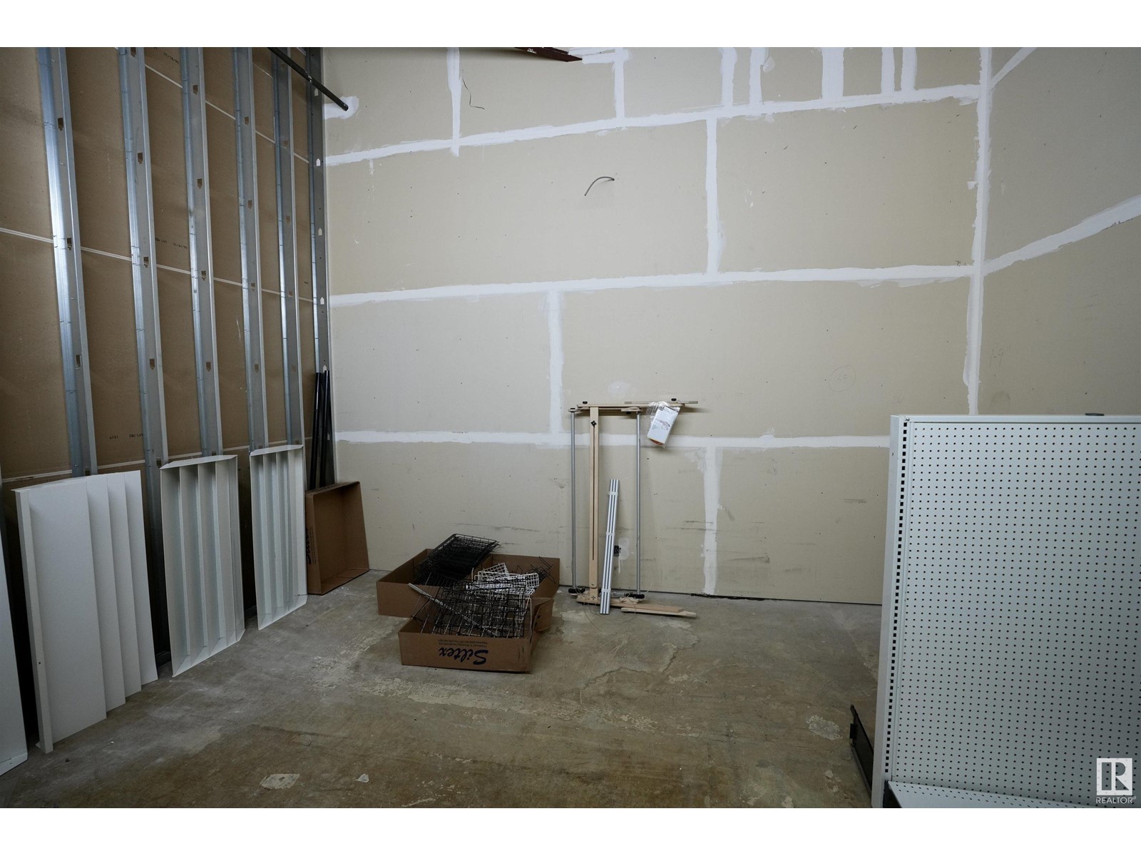 #400 5556 50 Av Property Photo 15