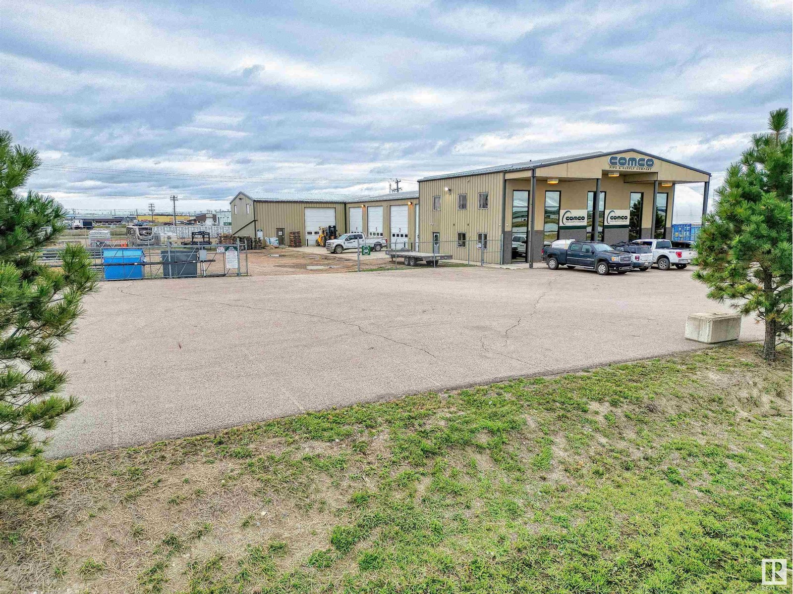5807 47 Av Property Photo 3