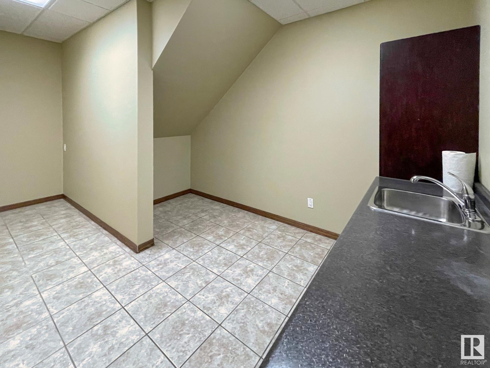 5807 47 Av Property Photo 23