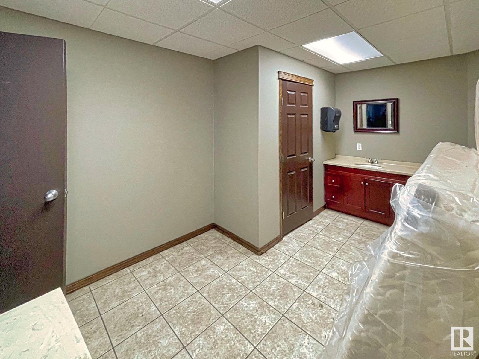 5807 47 Av Property Photo 28