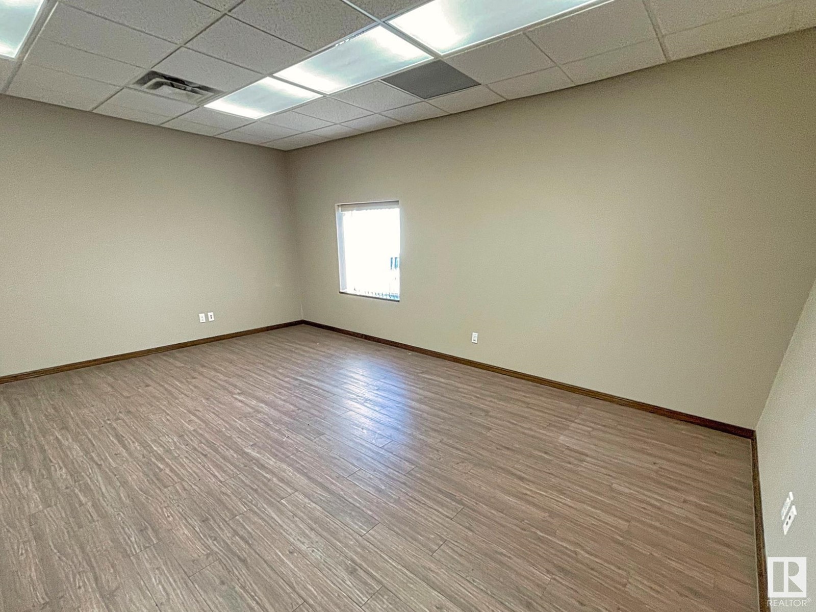 5807 47 Av Property Photo 33