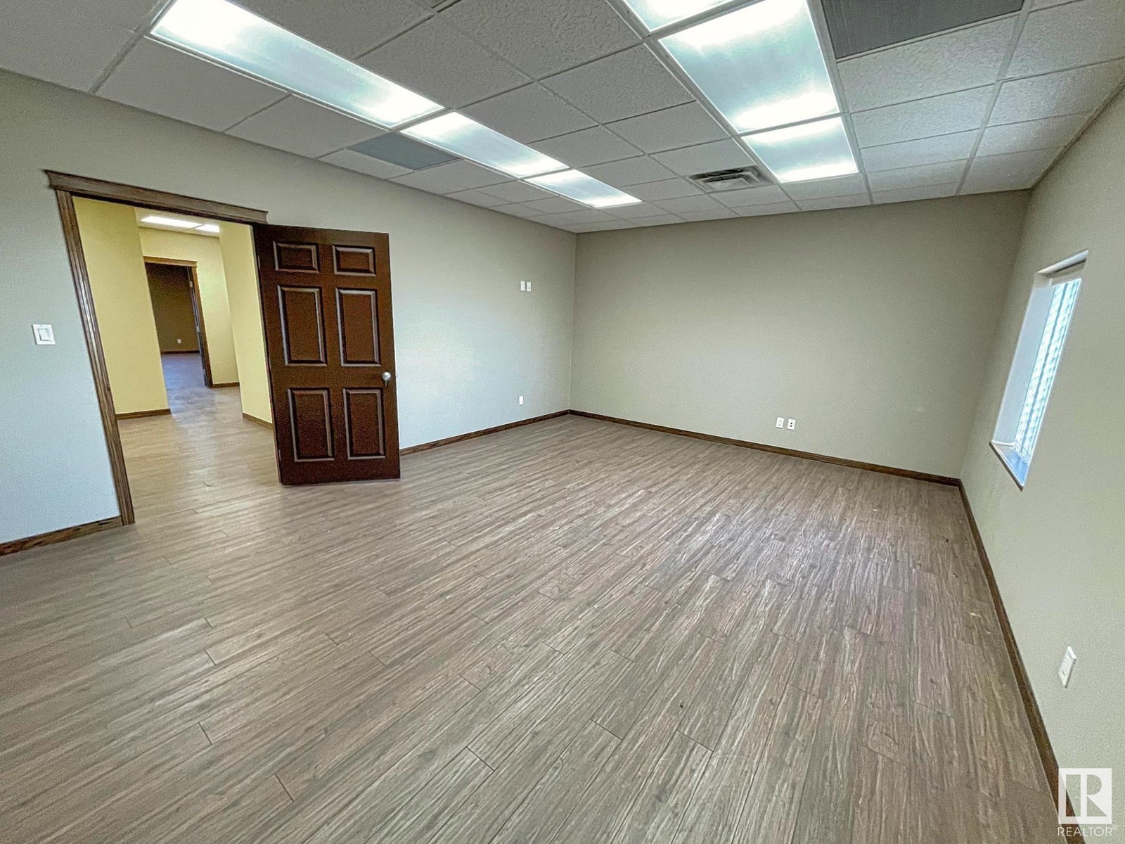 5807 47 Av Property Photo 34
