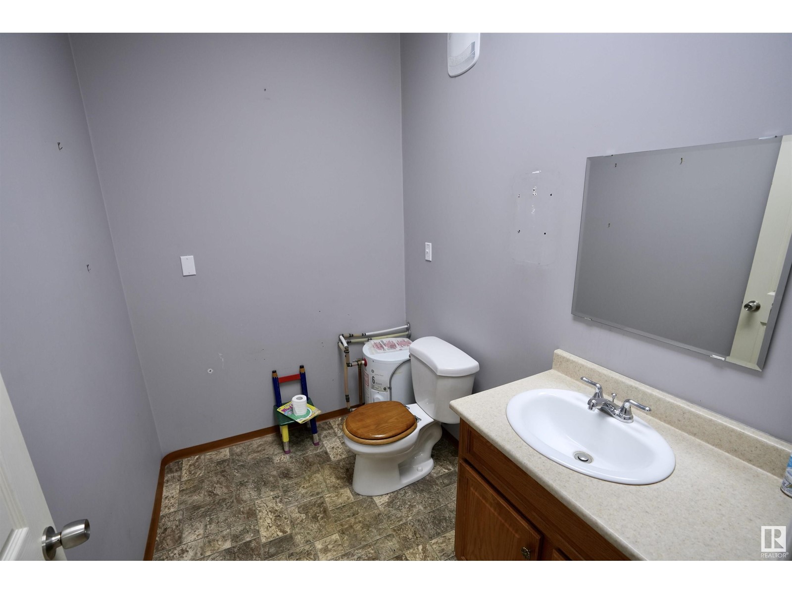 #200 5556 50 Av Property Photo 14