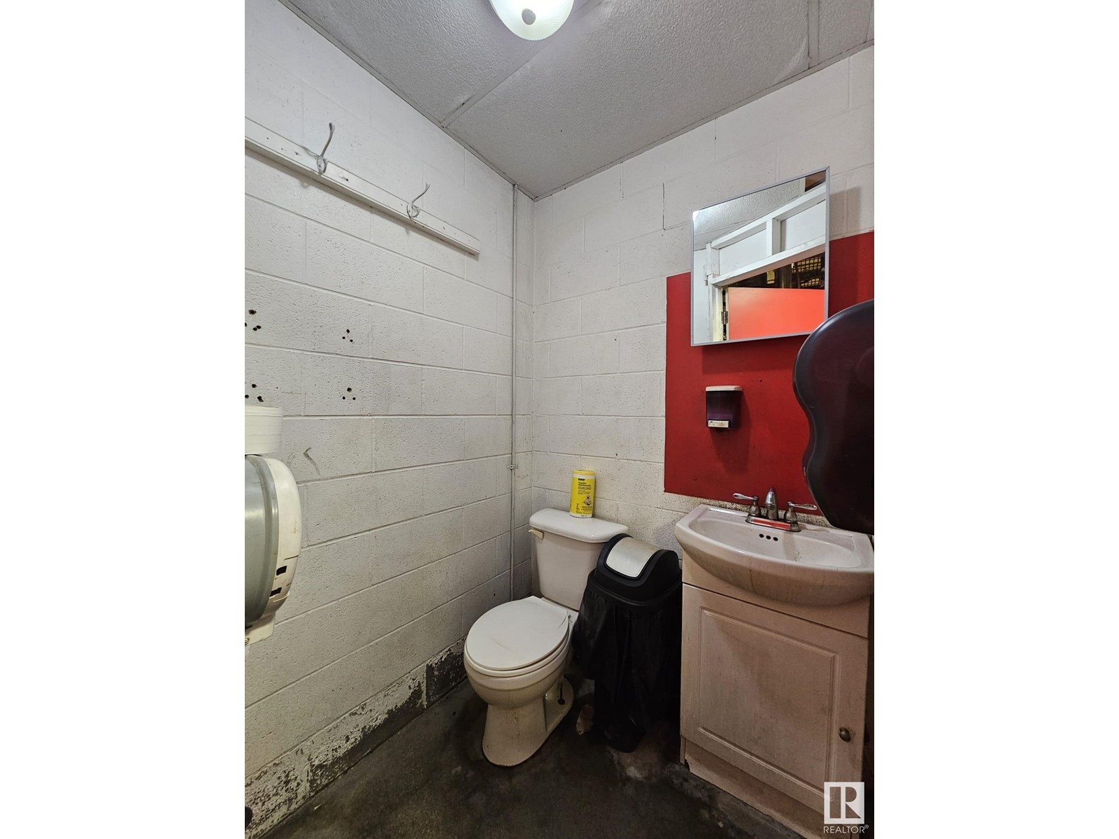 5533 Industrial Rd Property Photo 13