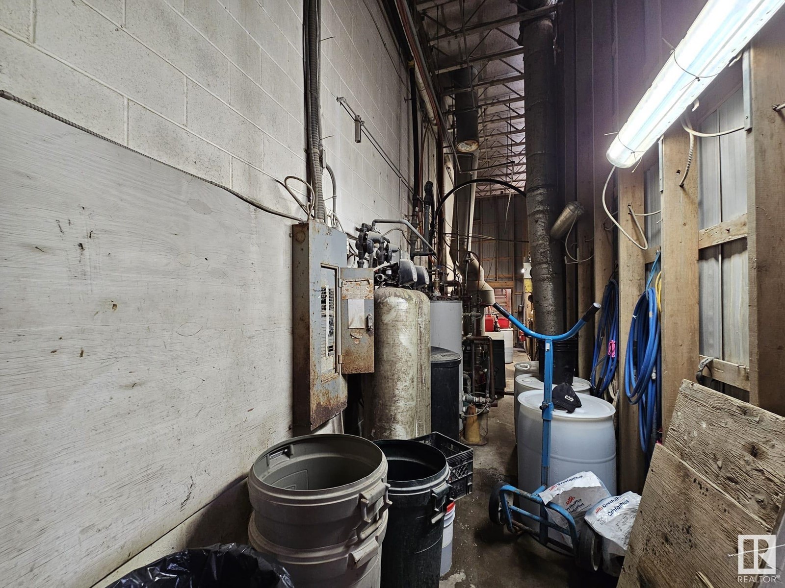 5533 Industrial Rd Property Photo 17