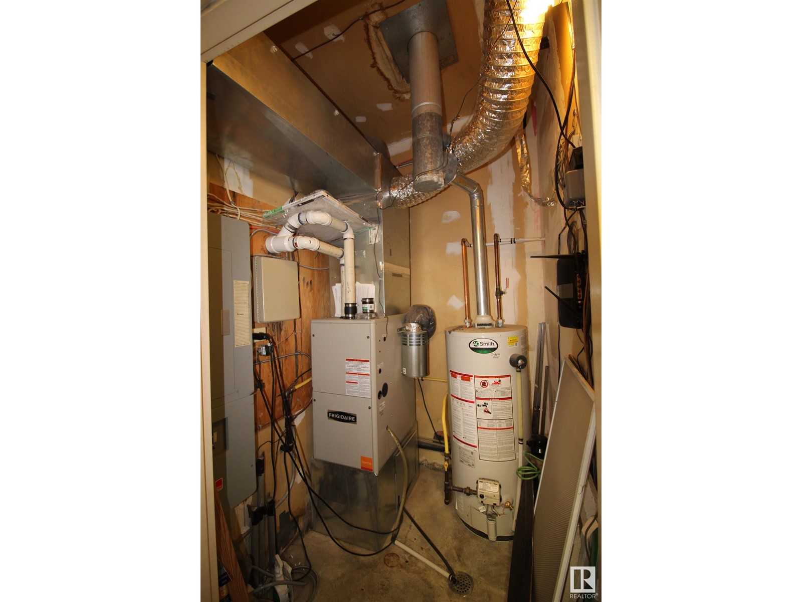 4915 52 St Property Photo 14