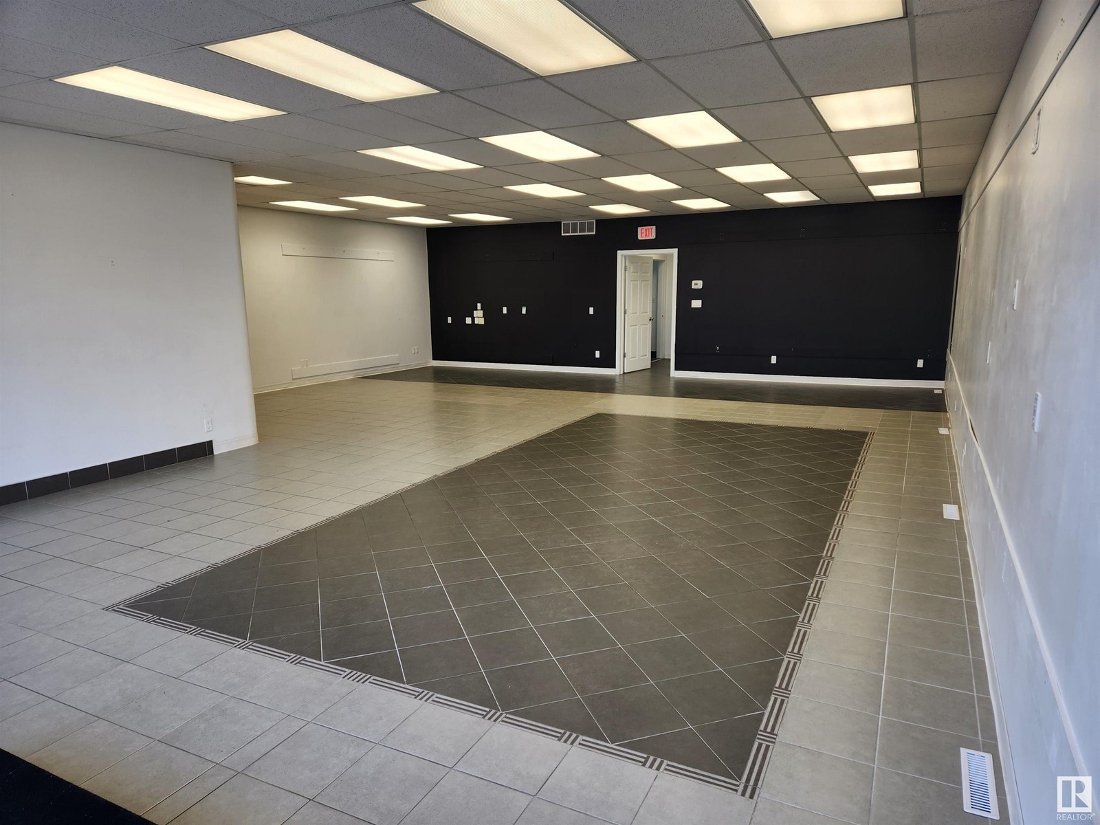 #100 14 Perron St Property Photo 2
