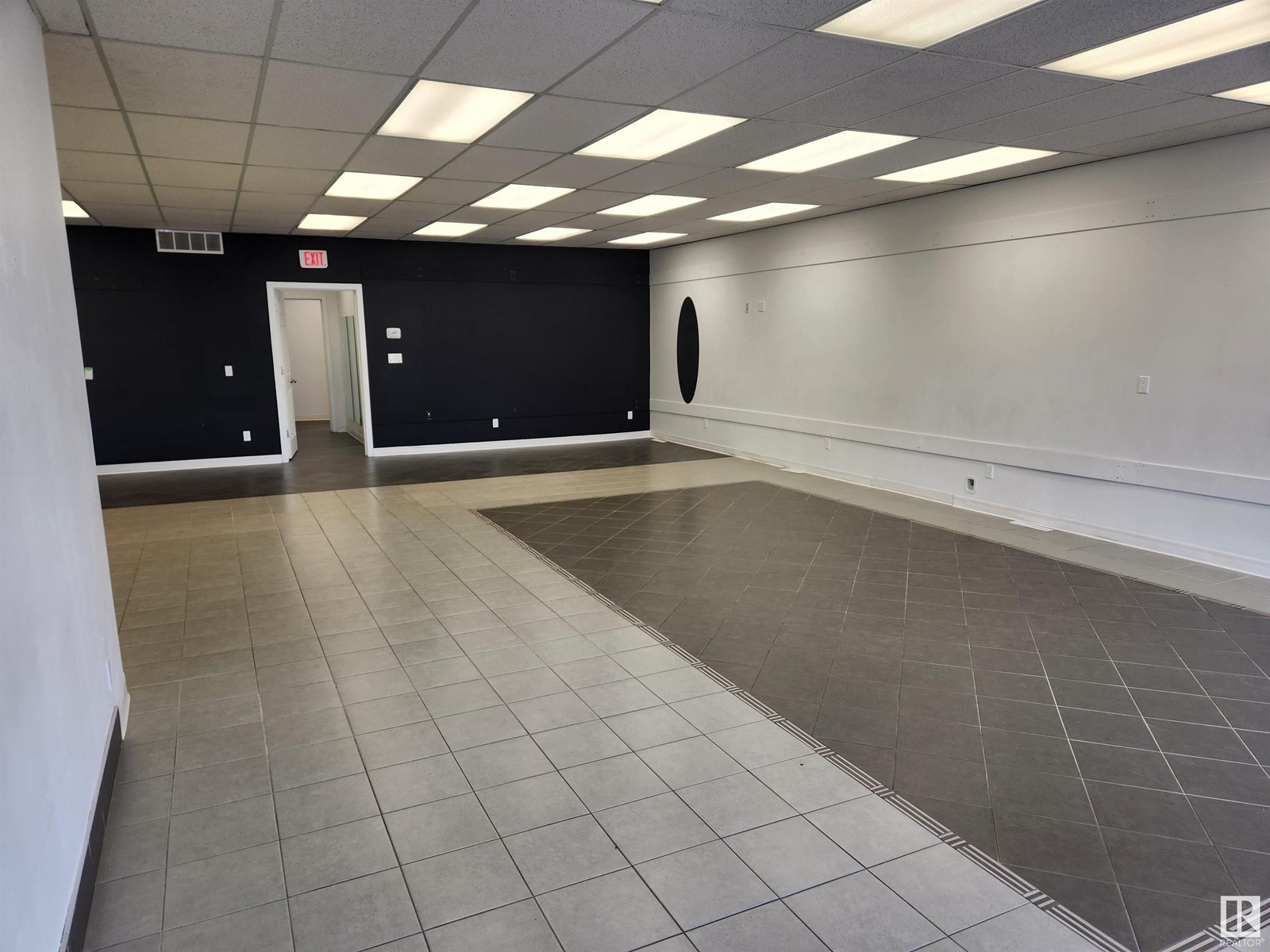 #100 14 Perron St Property Photo 3
