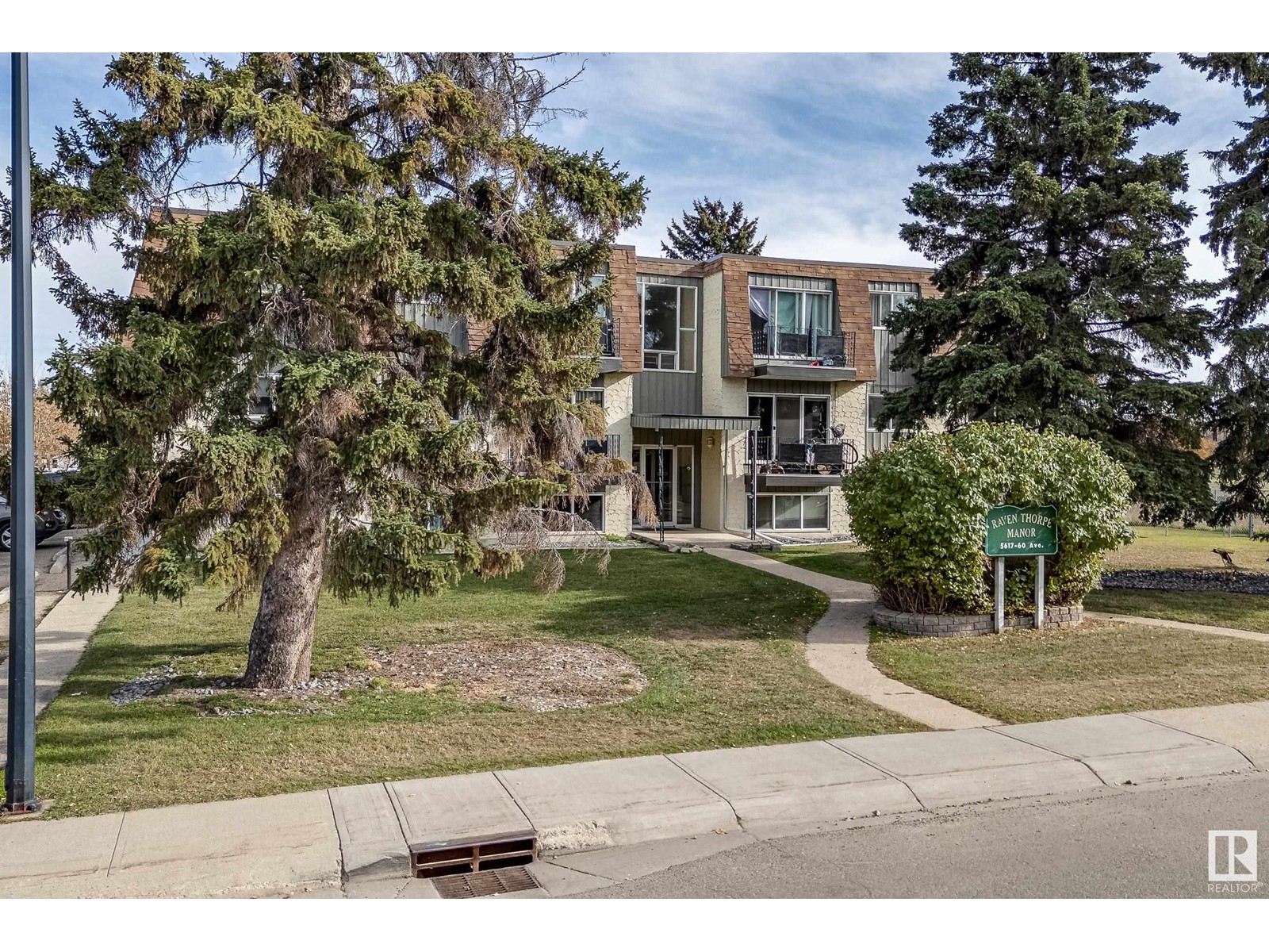 5617 60 Av Property Photo 2