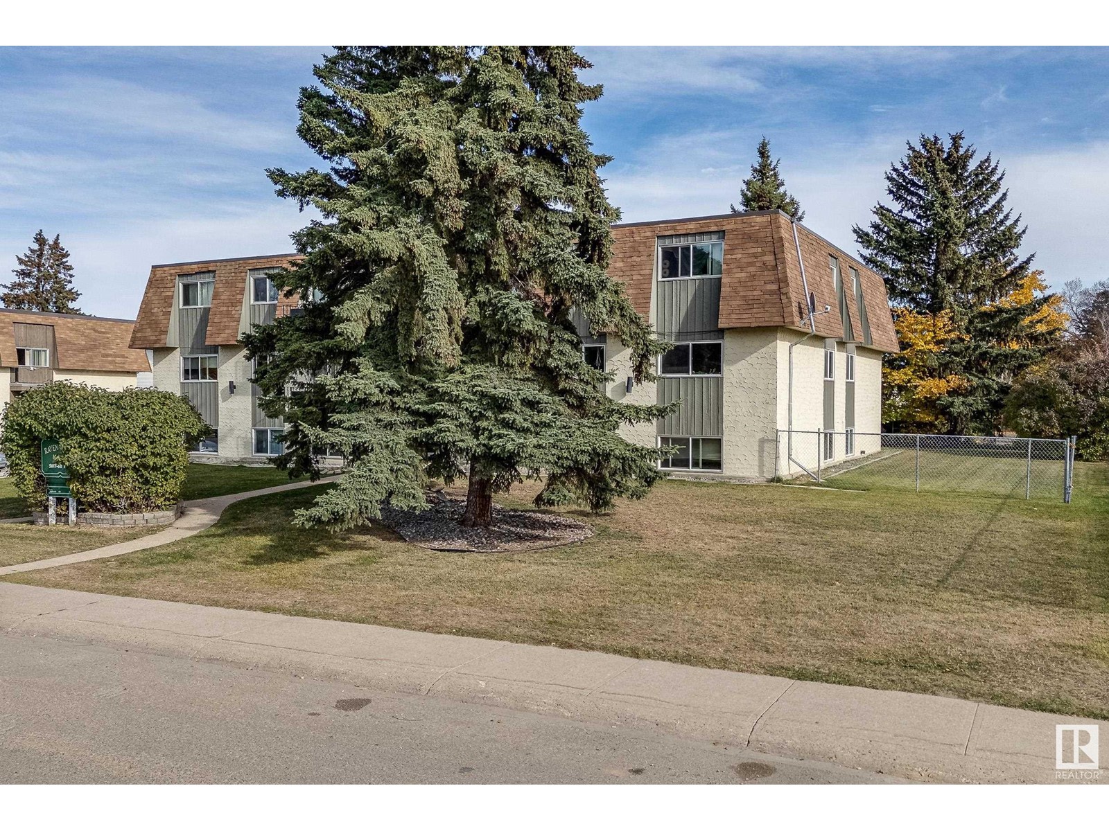 5617 60 Av Property Photo 3