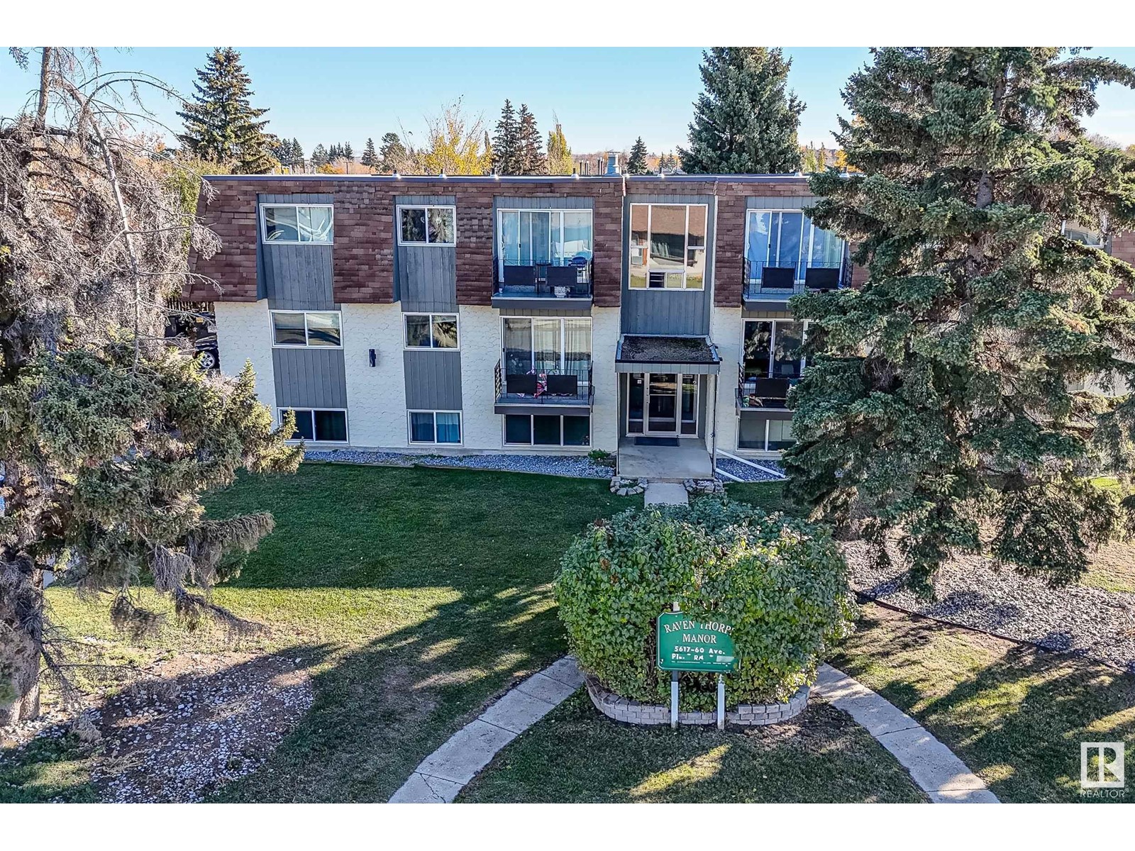 5617 60 Av Property Photo 4