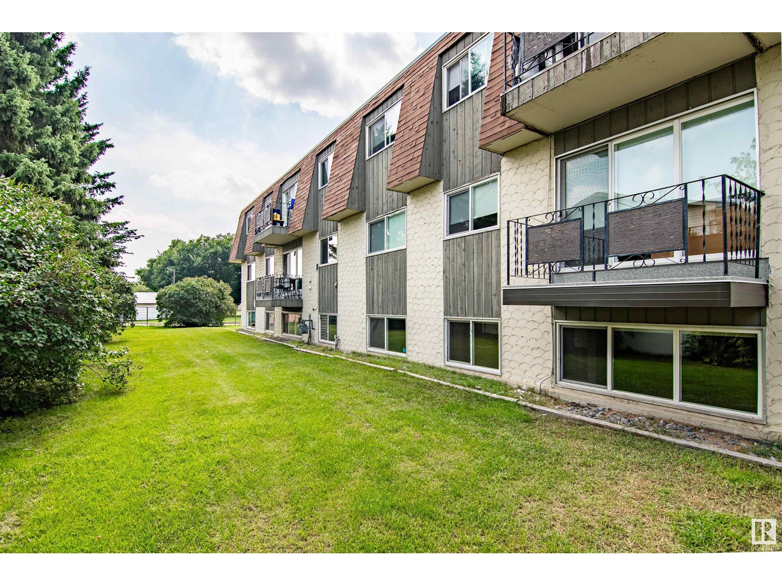 5617 60 Av Property Photo 24