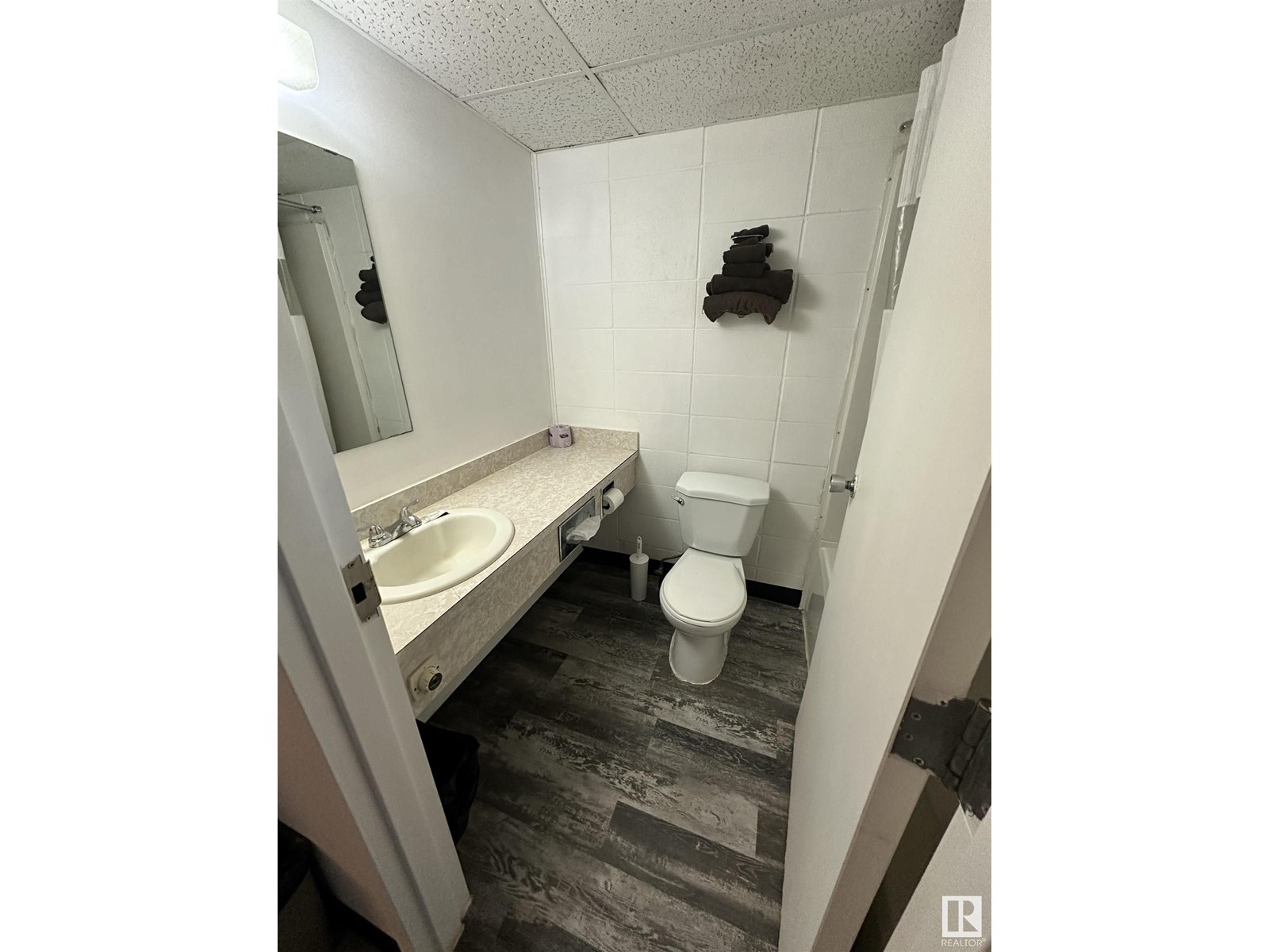 5043 53 Ave Property Photo 4