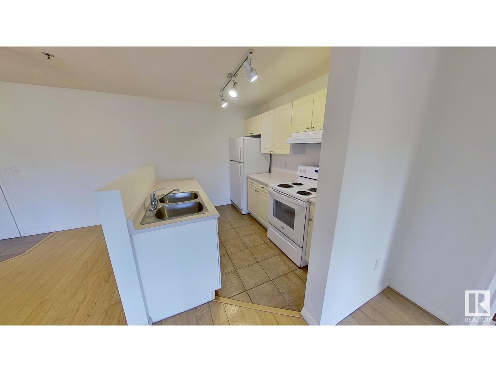 #22 10331 106 St Nw Property Photo 4