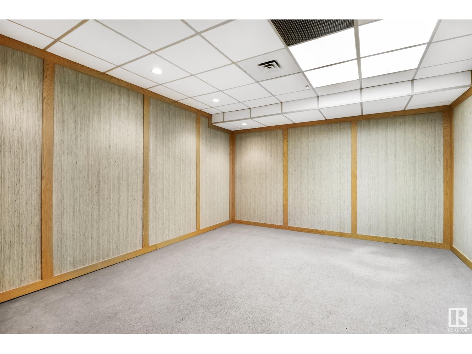 #001 11503 100 Av Nw Property Photo 15