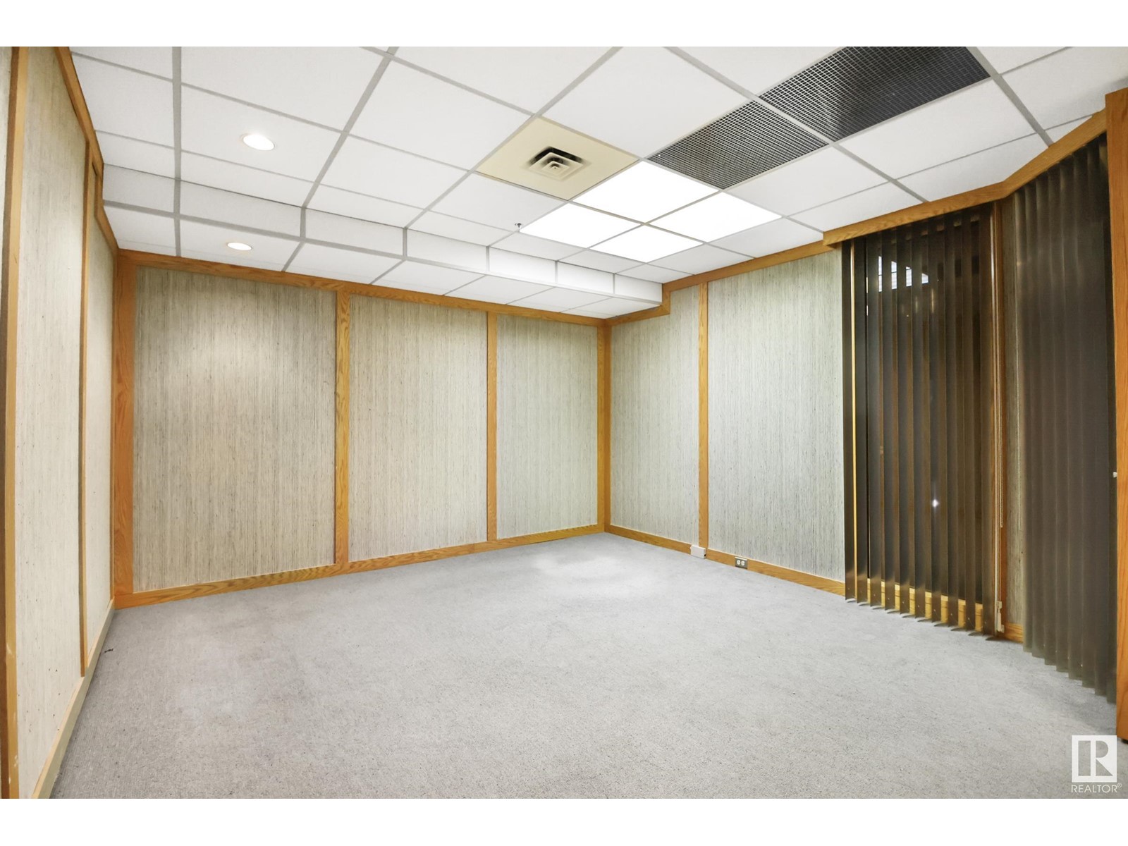 #001 11503 100 Av Nw Property Photo 16