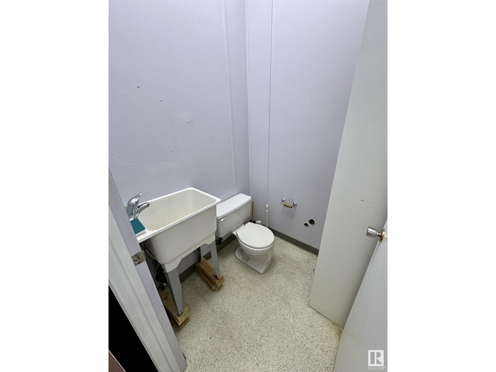5030 50 Av Property Photo 8