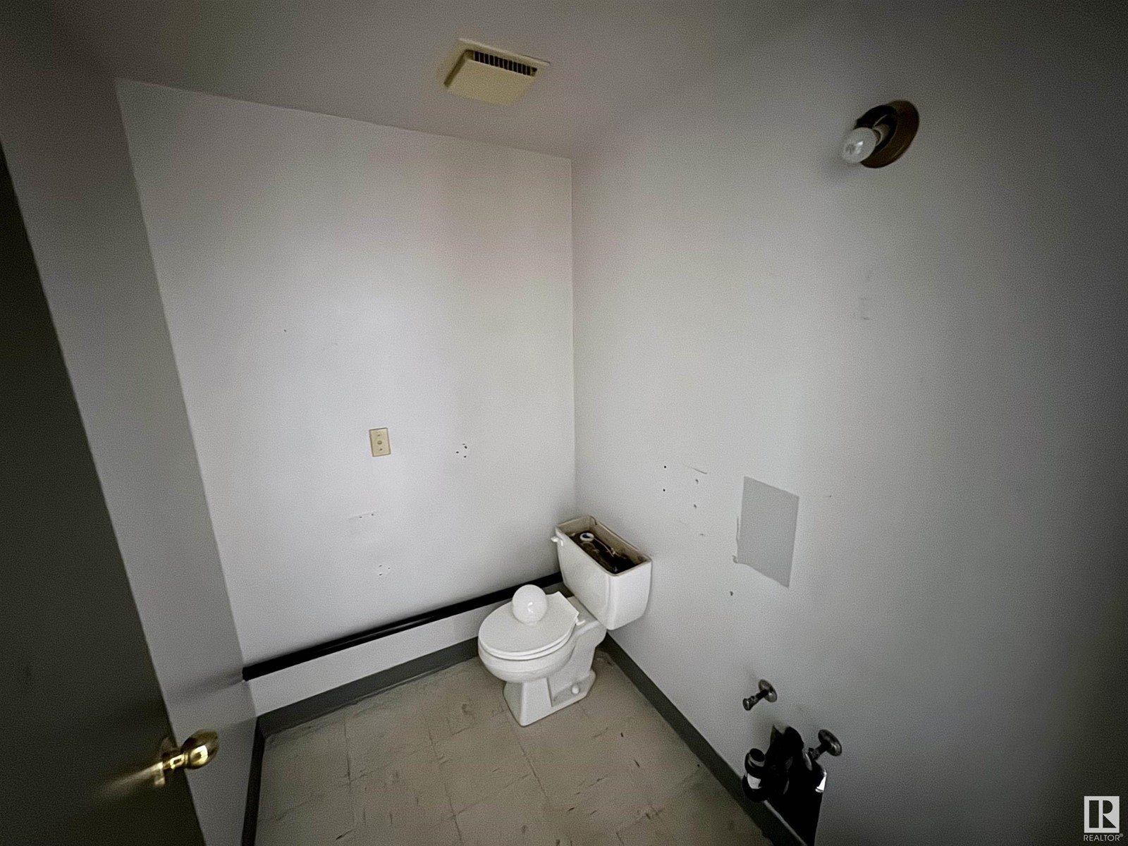 5030 50 Av Property Photo 13