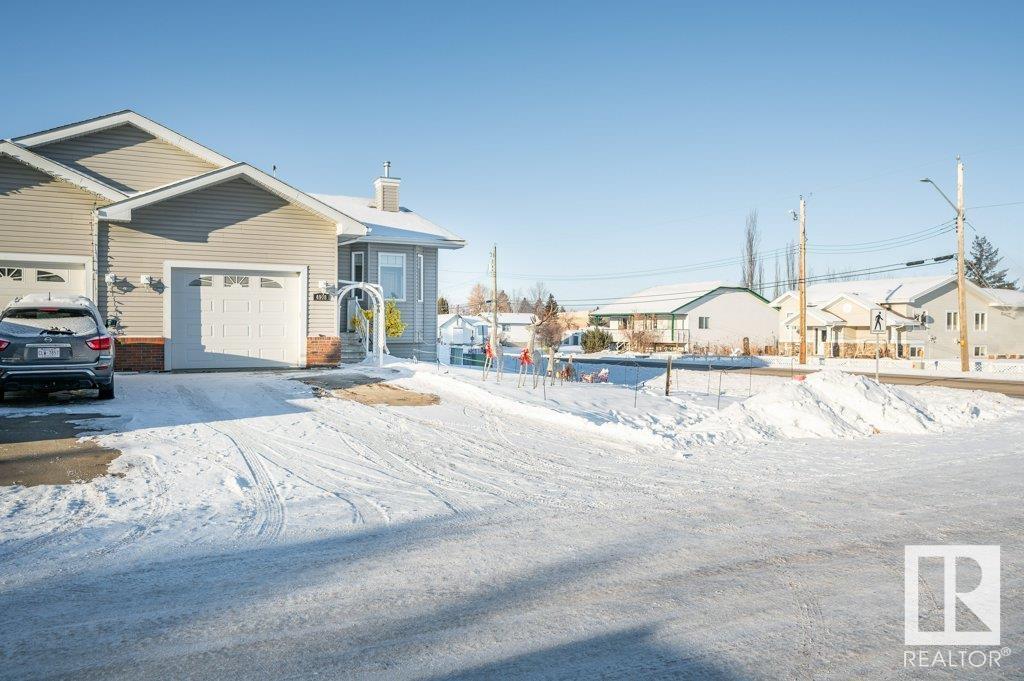 #4 4908 43 St Property Photo 2