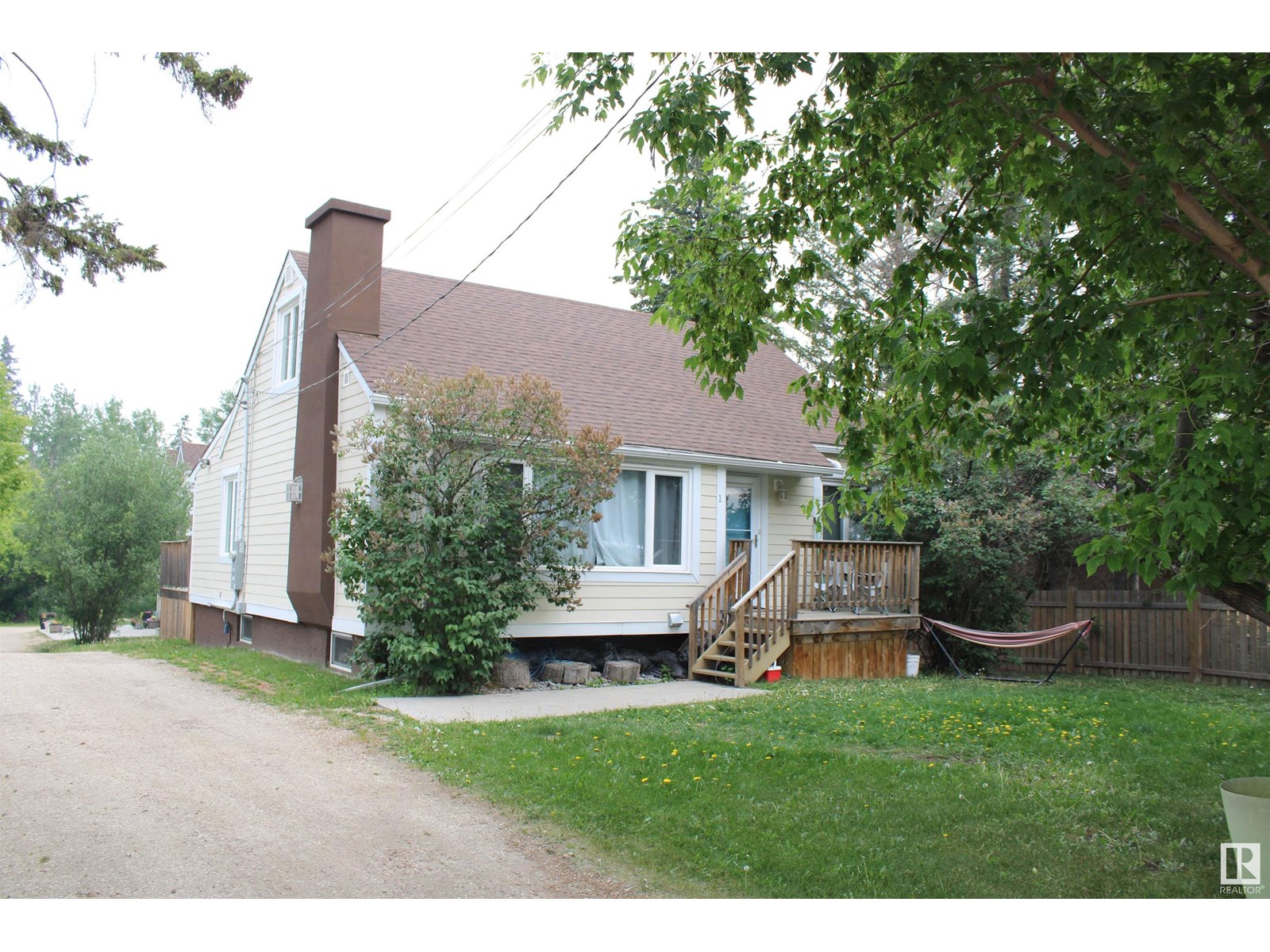 #1-4 4913 47 Av Property Photo 1