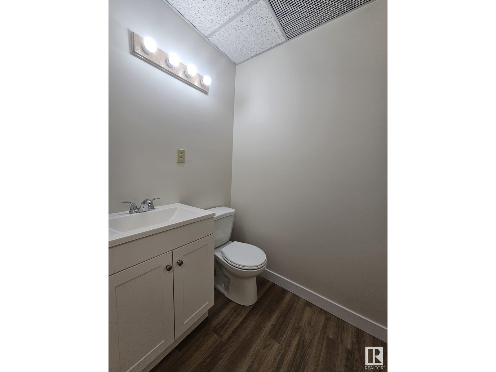4904 56 St Property Photo 8