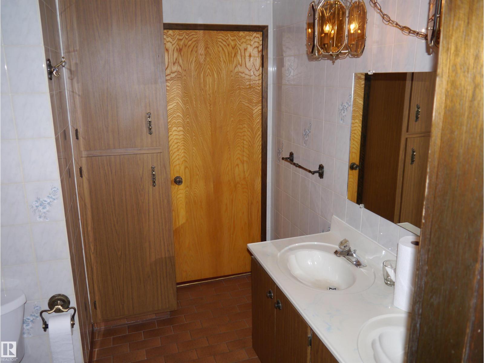 4907 & 4911 47 Av Property Photo 3