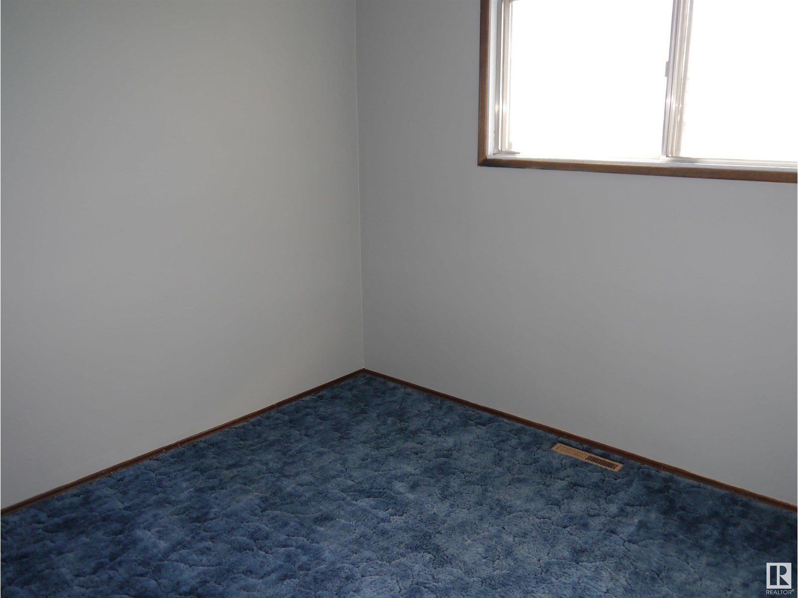 4907 & 4911 47 Av Property Photo 4