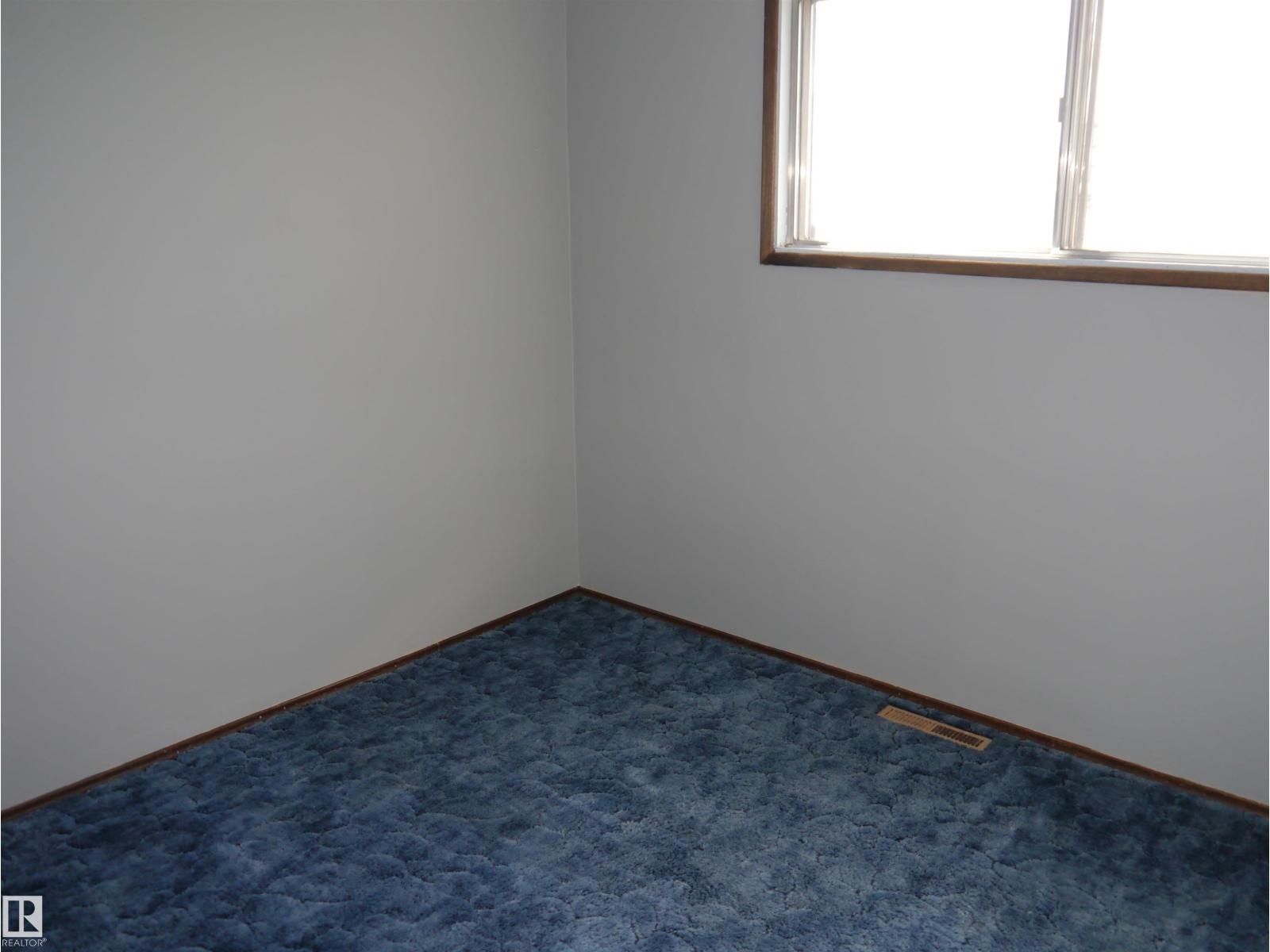 4907 & 4911 47 Av Property Photo 4