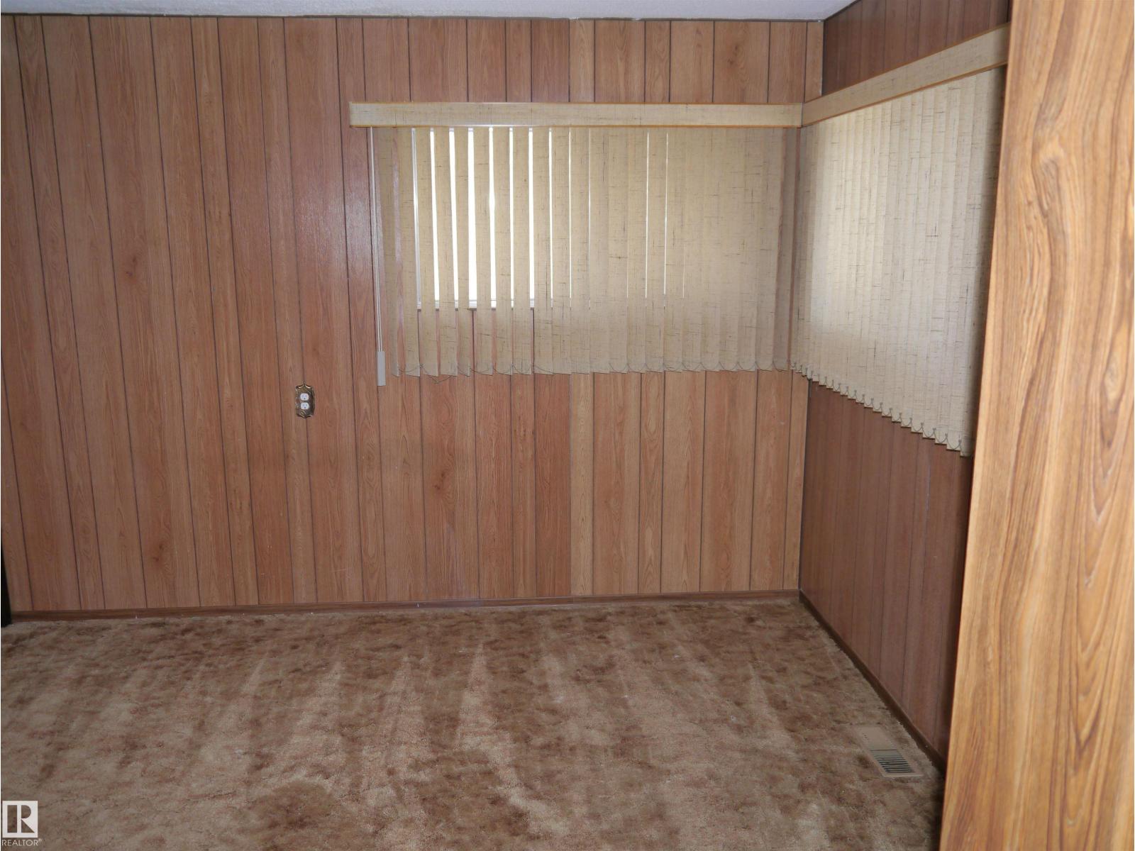 4907 & 4911 47 Av Property Photo 5