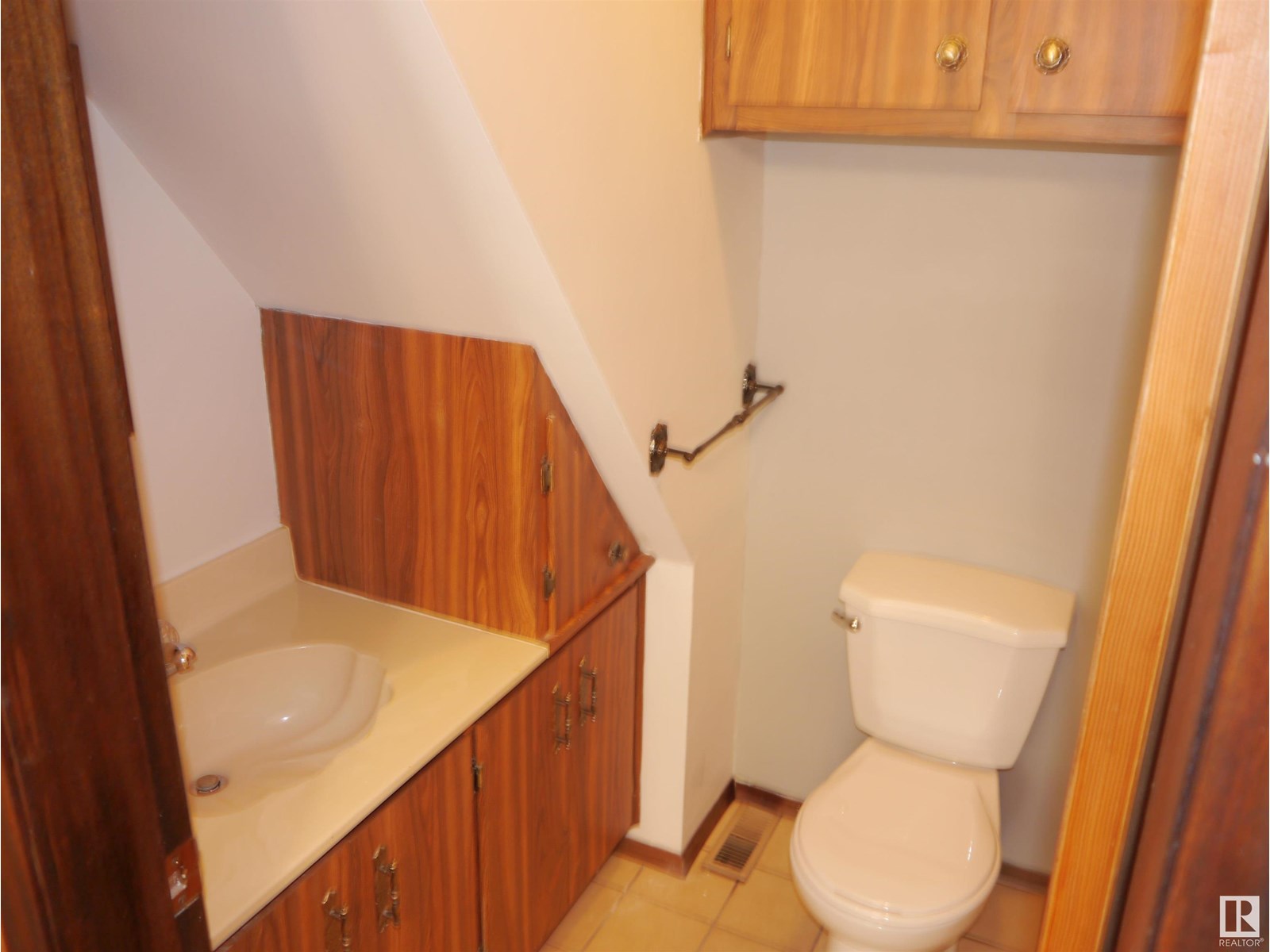 4907 & 4911 47 Av Property Photo 6