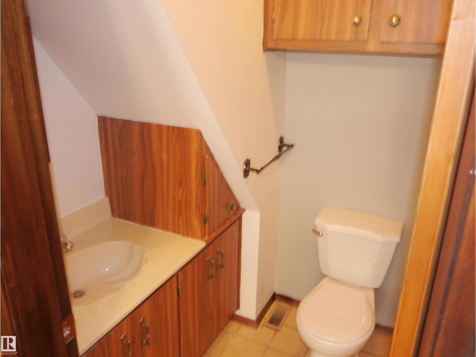 4907 & 4911 47 Av Property Photo 6