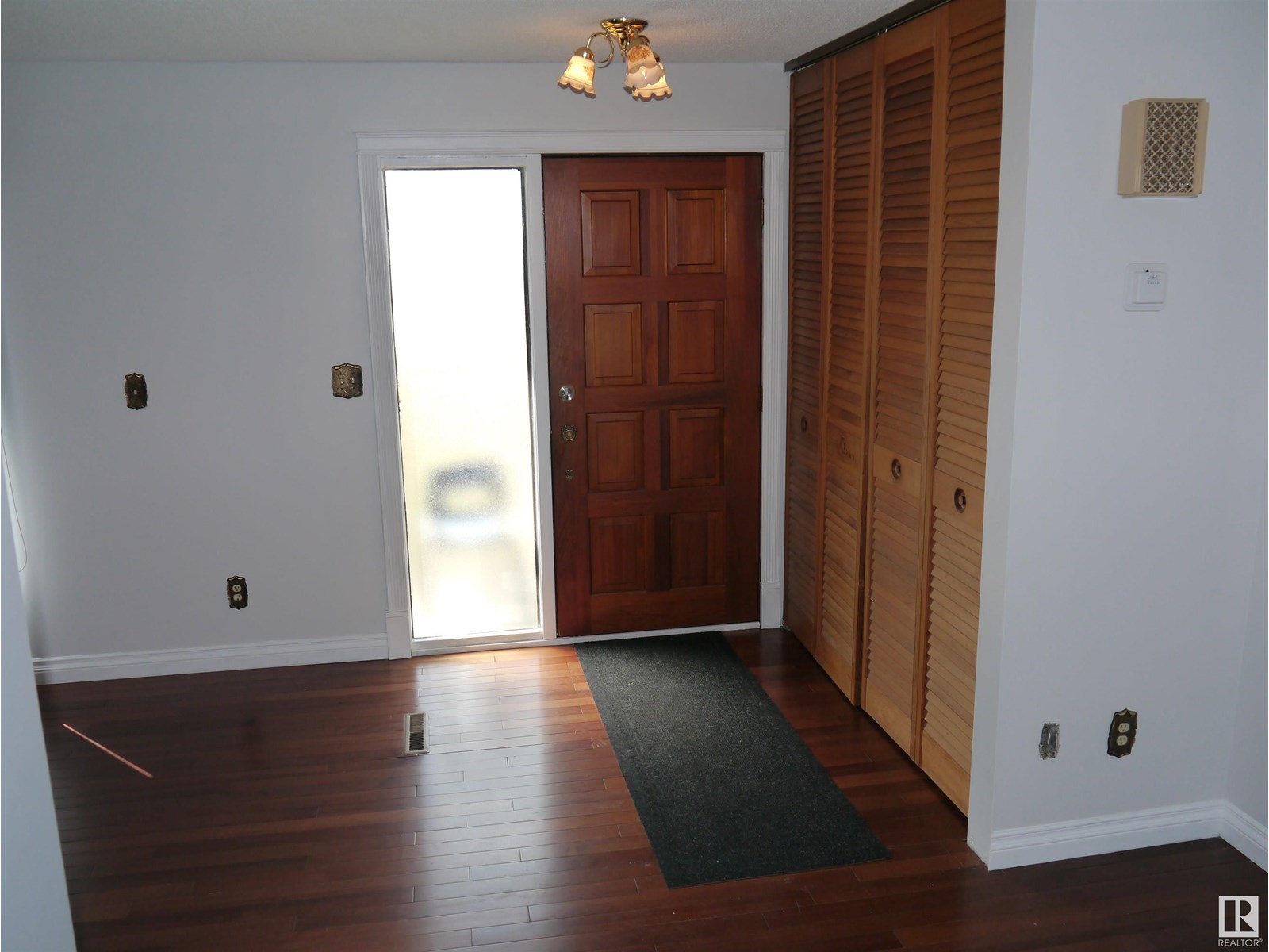 4907 & 4911 47 Av Property Photo 7