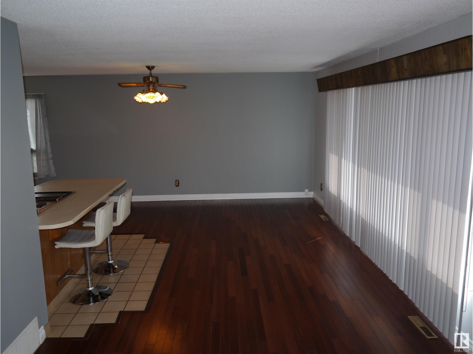 4907 & 4911 47 Av Property Photo 8