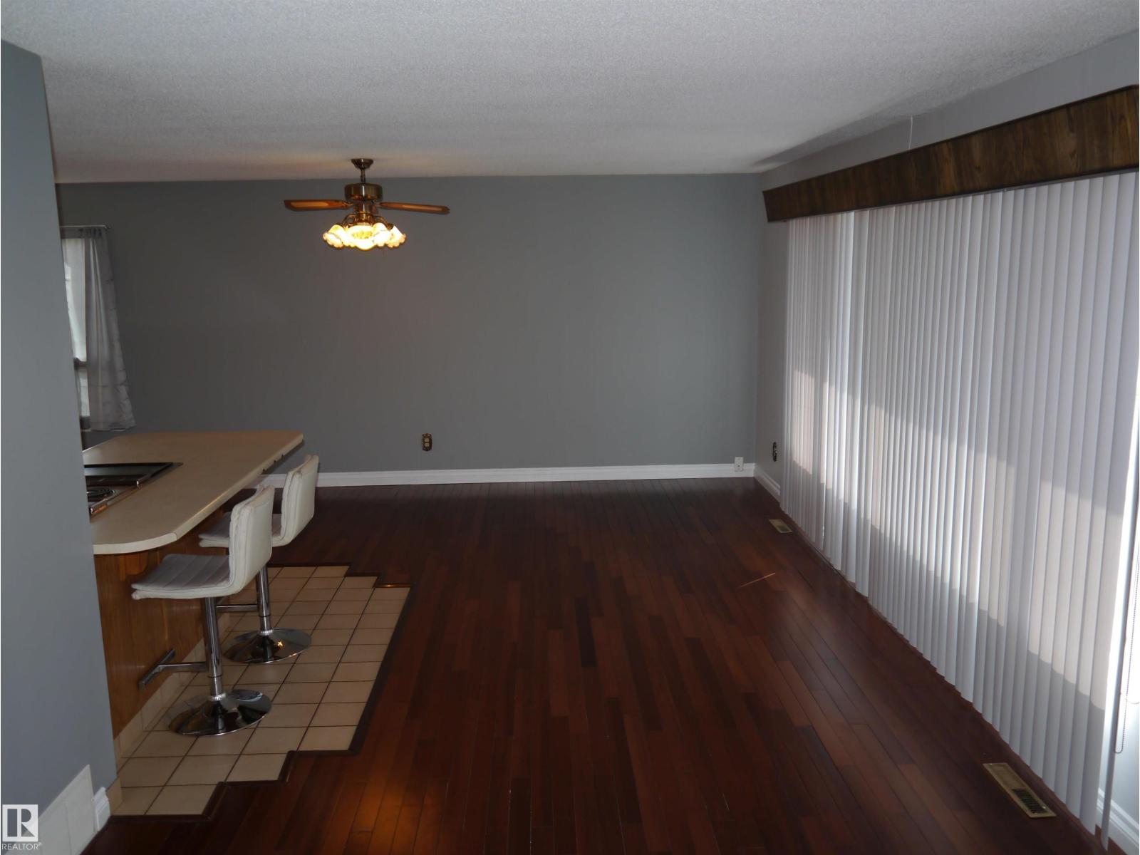 4907 & 4911 47 Av Property Photo 8