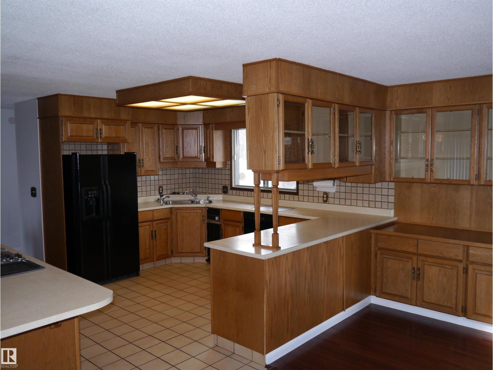 4907 & 4911 47 Av Property Photo 9