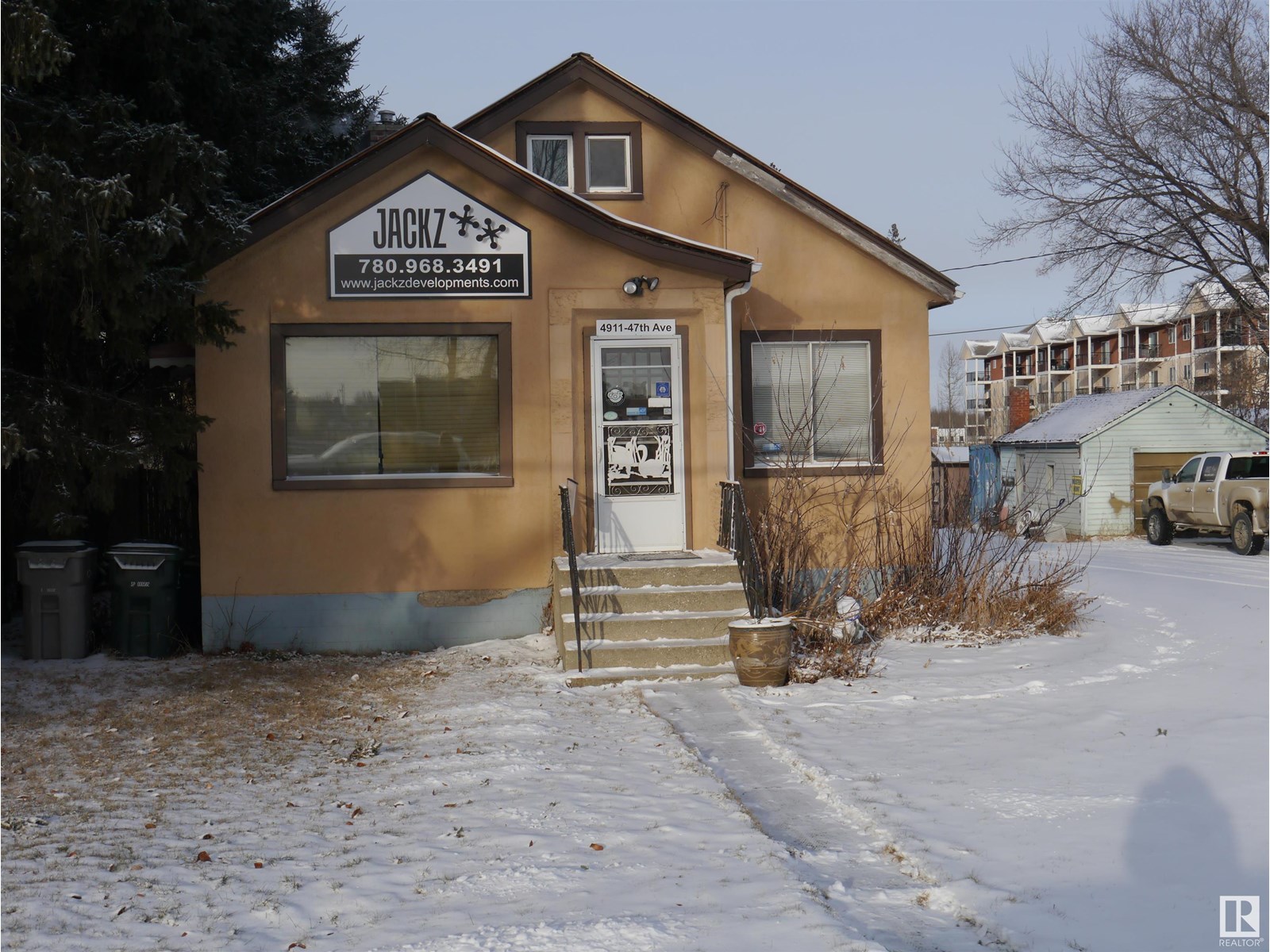 4907 & 4911 47 Av Property Photo 11