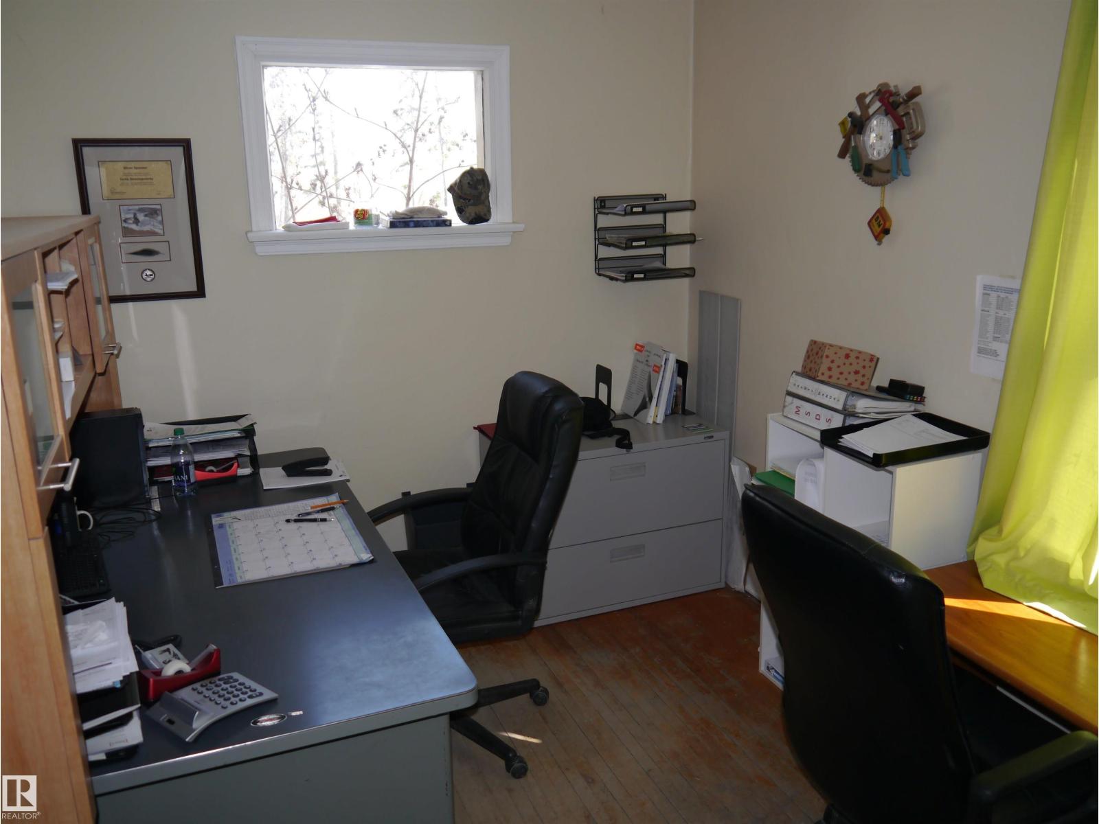 4907 & 4911 47 Av Property Photo 12