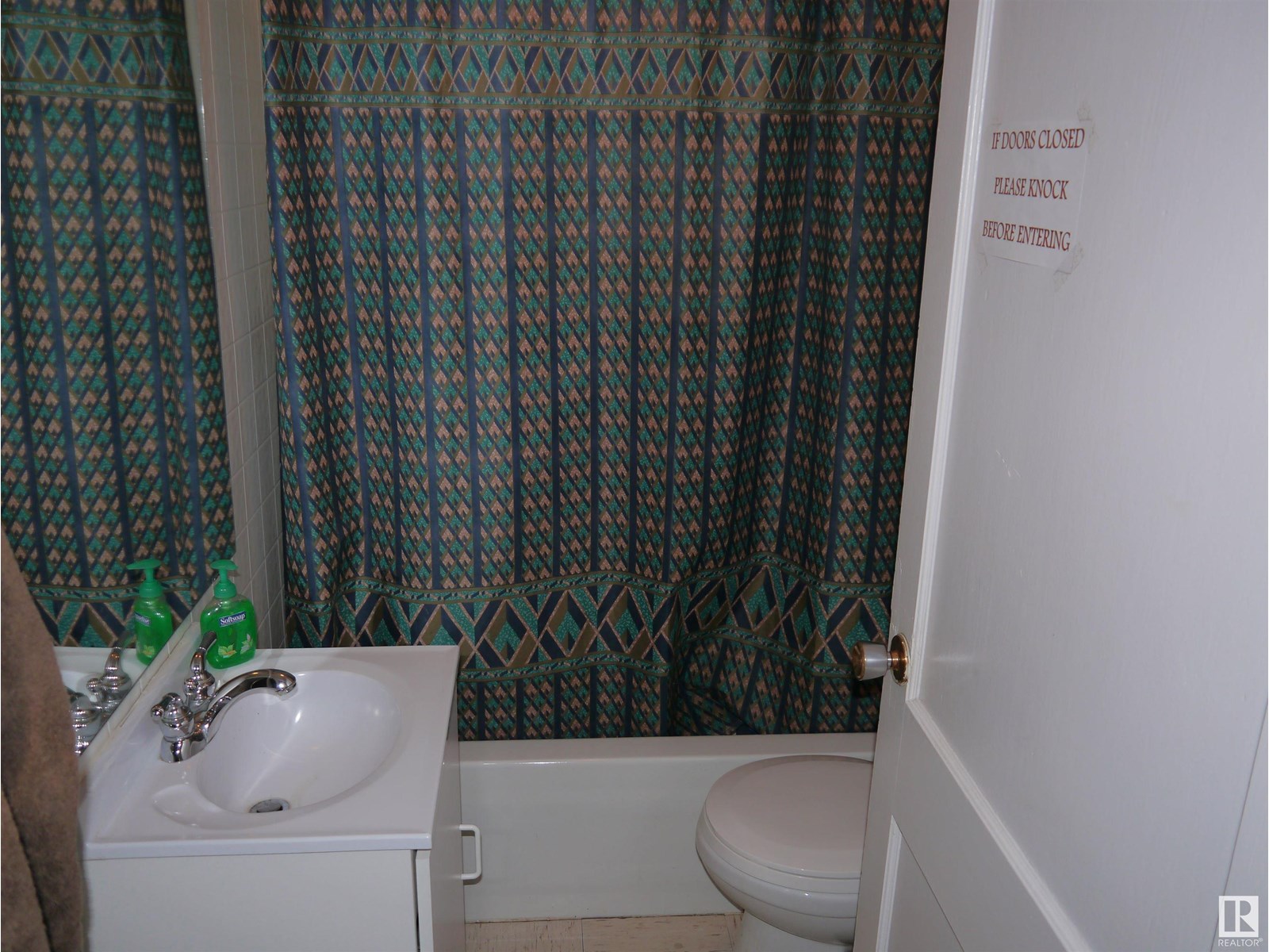 4907 & 4911 47 Av Property Photo 14