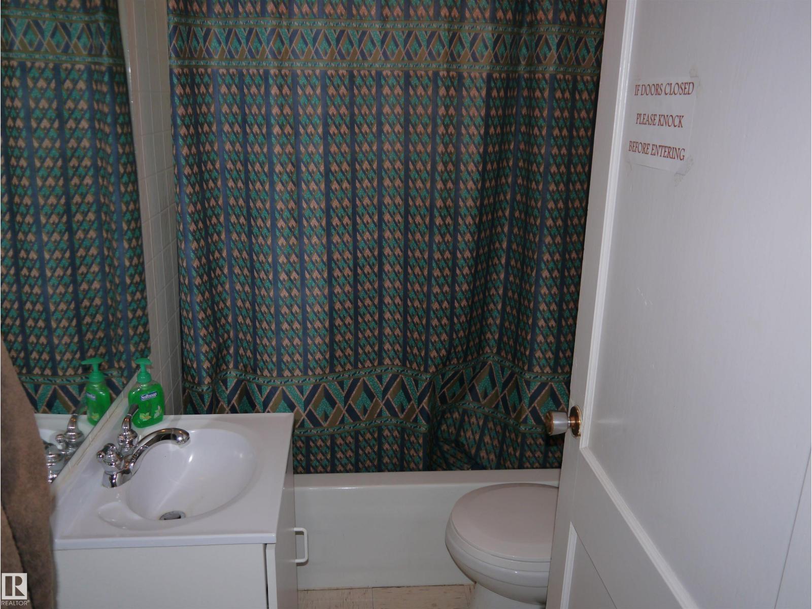 4907 & 4911 47 Av Property Photo 14
