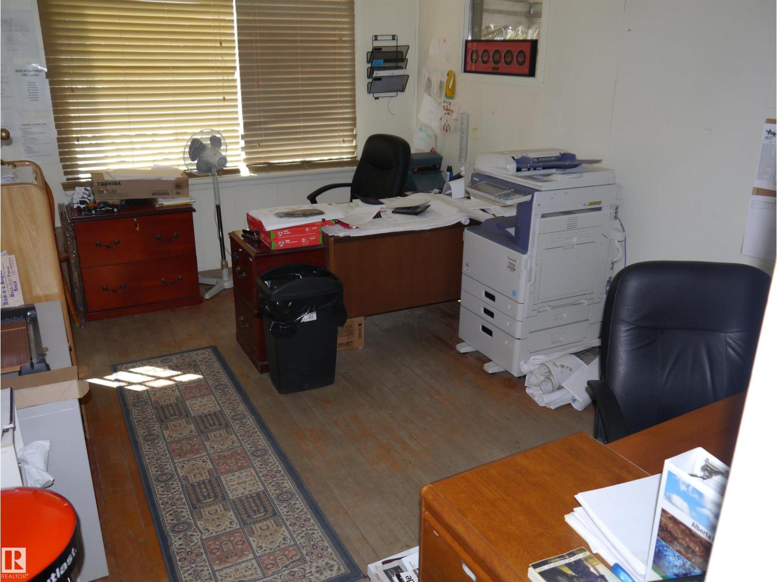 4907 & 4911 47 Av Property Photo 15